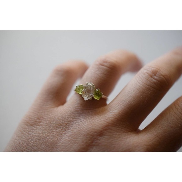 Raw peridot and clear quartz engagement ring - Picture 5 of 5